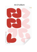 Zarte Herzchen-Wandtattoos in Rosa und Rot, verteilt an einer Kinderzimmerwand, matte Textil-Haptik, PVC-frei.
