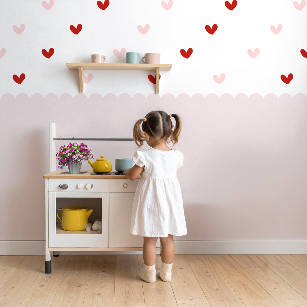 Liebevolle Kinderzimmer Deko: Rosa Herzchen Wandsticker über einem weißen Holzbett im Mädchenzimmer, harmonisches Design, handgemalter Look
