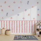 Sanftes Unterwasser-Wandtattoo im Kinderzimmer mit Seesternen und Seepferdchen, verspielte Meeresbewohner im Pastell-Aquarell-Stil, matte Textil-Optik für die Wand, PVC-frei & EU-Qualität.