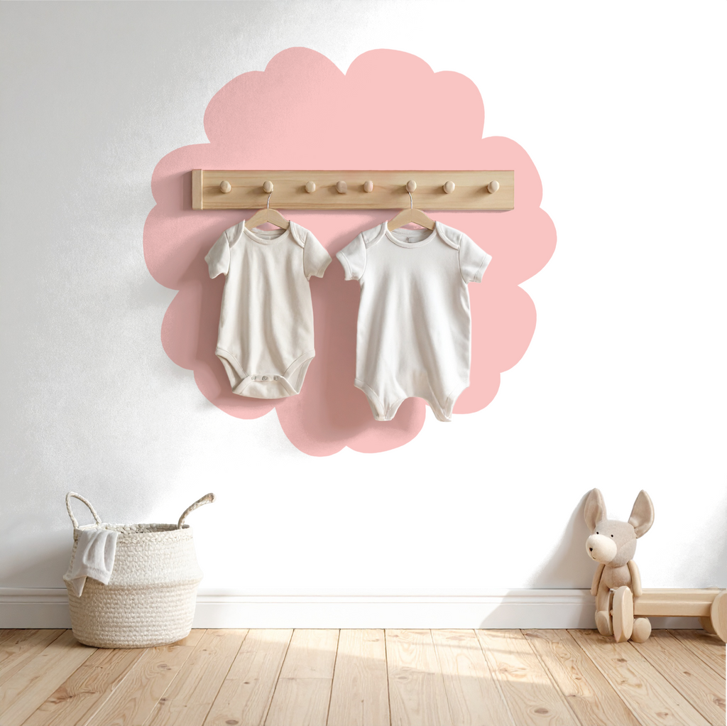 Großflächiges rosa Blumen-Wandtattoo im Mädchenzimmer als Statement-Wand, zarte Pfingstrosen-Motive in Aquarell-Optik, perfekter Hintergrund fürs Kinderbett, matte Textil-Haptik.