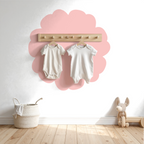 Großflächiges rosa Blumen-Wandtattoo im Mädchenzimmer als Statement-Wand, zarte Pfingstrosen-Motive in Aquarell-Optik, perfekter Hintergrund fürs Kinderbett, matte Textil-Haptik.