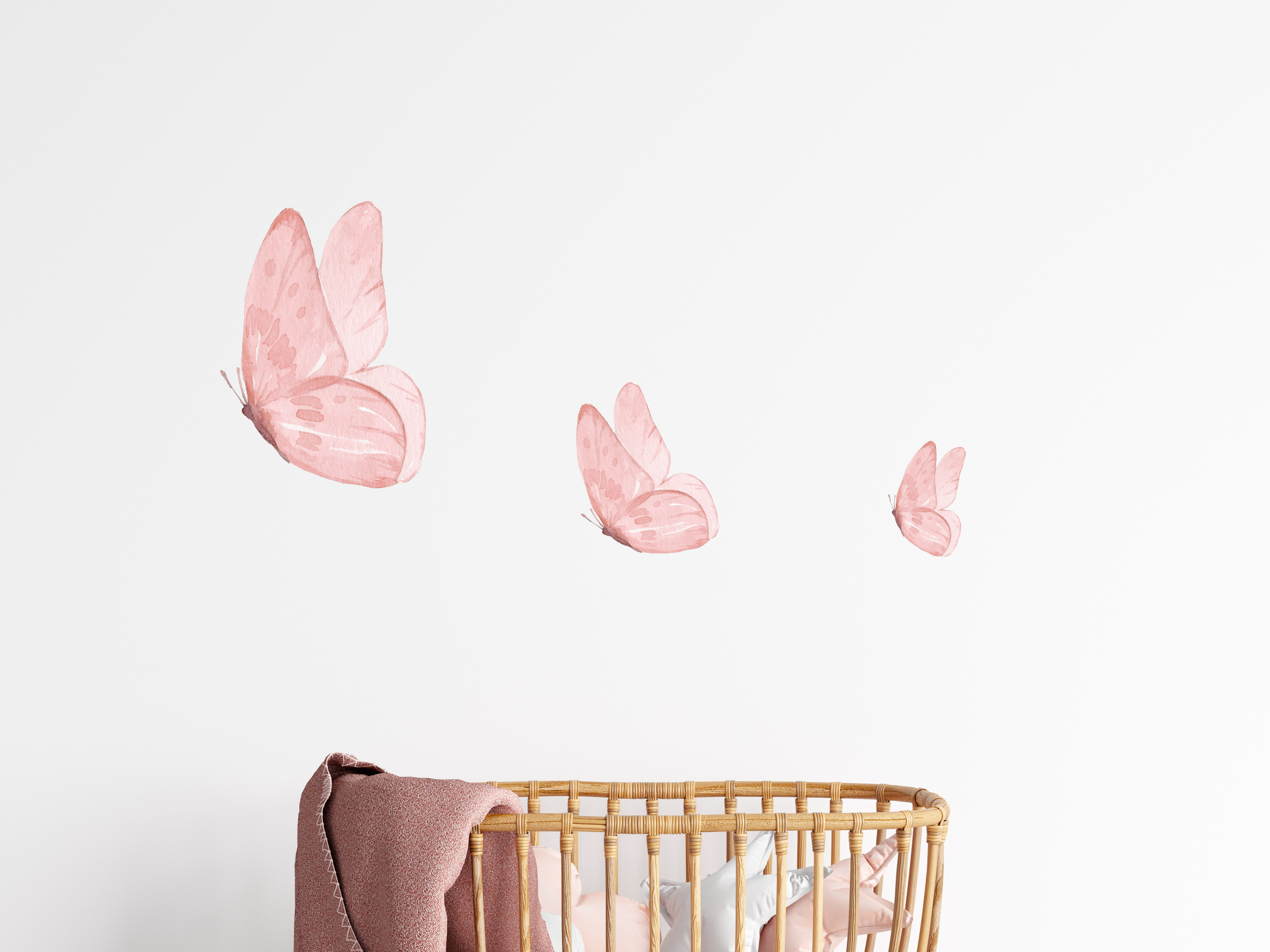 Detailansicht filigraner Schmetterling-Wandtattoos in zarten Aquarellfarben, platziert oberhalb des Kinderbetts, matte Textil-Haptik ohne Reflexionen, PVC-frei.