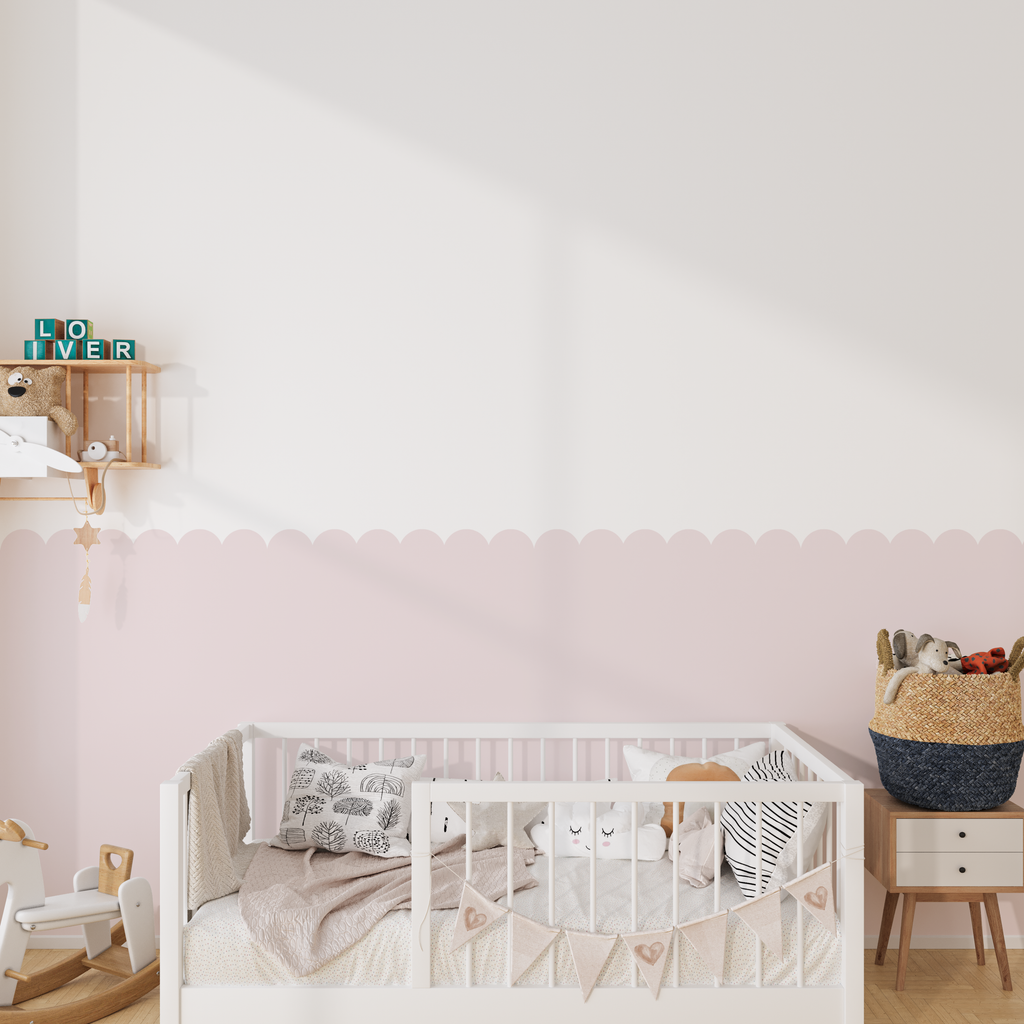 Zartes Muschelmuster Wandtattoo im Mädchenzimmer in Blush Rosa, matte Tapetenoptik durch edle Textil-Haptik, modernes Boho-Design, PVC-frei und schadstofffrei.
