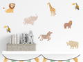 Detailaufnahme des Safari-Wandtattoos mit Girlande, zeigt die feine Aquarell-Struktur der Tiere und das matte Finish ohne Plastik-Glanz, hochwertige Textil-Tapetenoptik, PVC-frei.