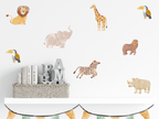Detailaufnahme des Safari-Wandtattoos mit Girlande, zeigt die feine Aquarell-Struktur der Tiere und das matte Finish ohne Plastik-Glanz, hochwertige Textil-Tapetenoptik, PVC-frei.