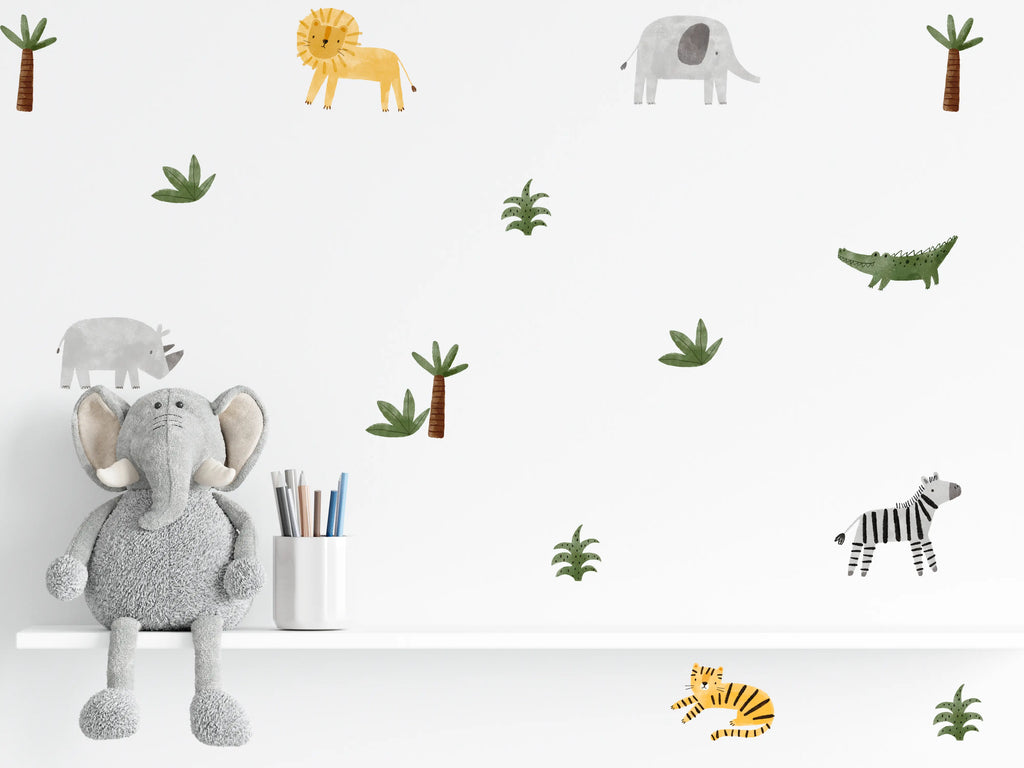 Modernes Kinderzimmer-Design mit Safari-Wandtattoos in Textiloptik über einem Holz-Regal, harmonische starke Farben in gelb, grün und grau, schadstofffreie Wanddekoration