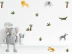 Modernes Kinderzimmer-Design mit Safari-Wandtattoos in Textiloptik über einem Holz-Regal, harmonische starke Farben in gelb, grün und grau, schadstofffreie Wanddekoration
