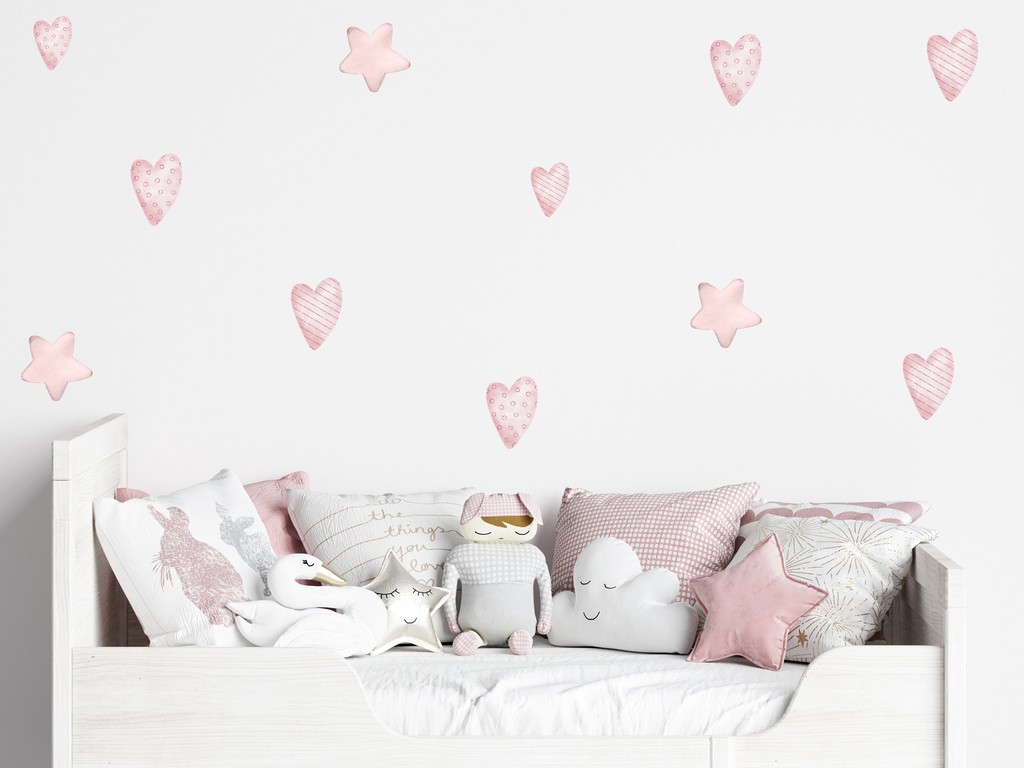 Verspielte Herzen und Sterne Wandtattoos oberhalb des Bettes im Mädchenzimmer, zarter Aquarell-Look auf matten Textilstickern, schadstofffreie Kinderzimmer-Deko.