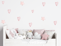 Verspielte Herzen und Sterne Wandtattoos oberhalb des Bettes im Mädchenzimmer, zarter Aquarell-Look auf matten Textilstickern, schadstofffreie Kinderzimmer-Deko.